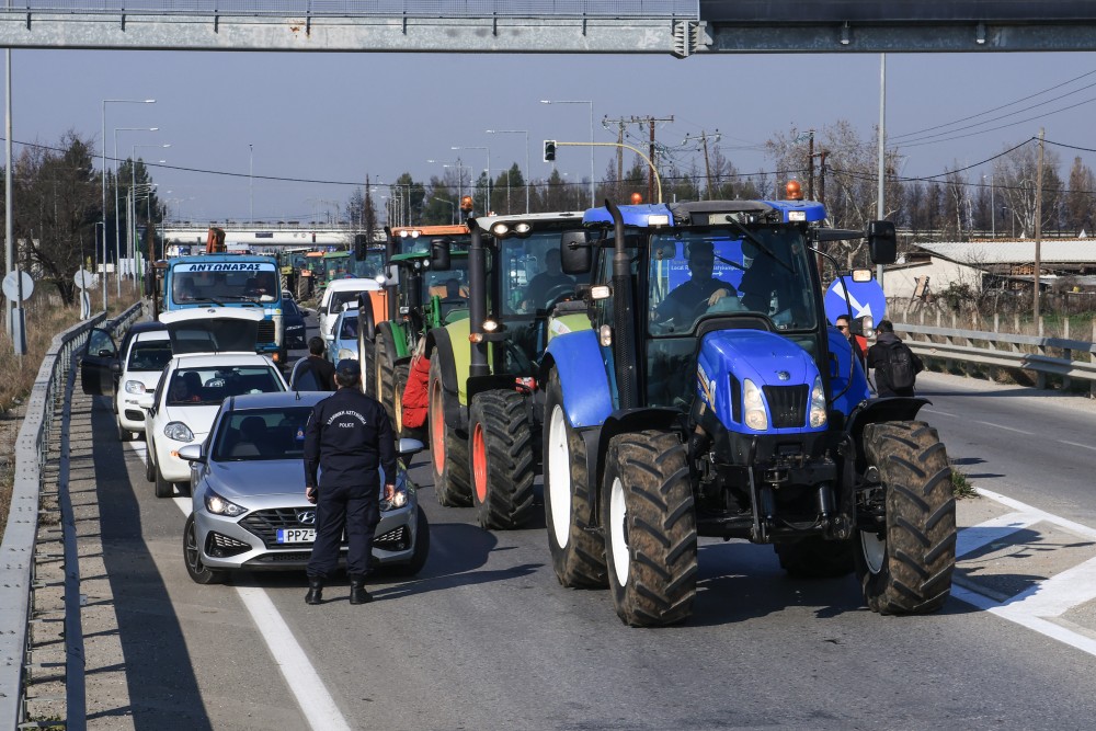 Απέκλεισαν τα τελωνεία Ευζώνων και Νίκης οι αγρότες