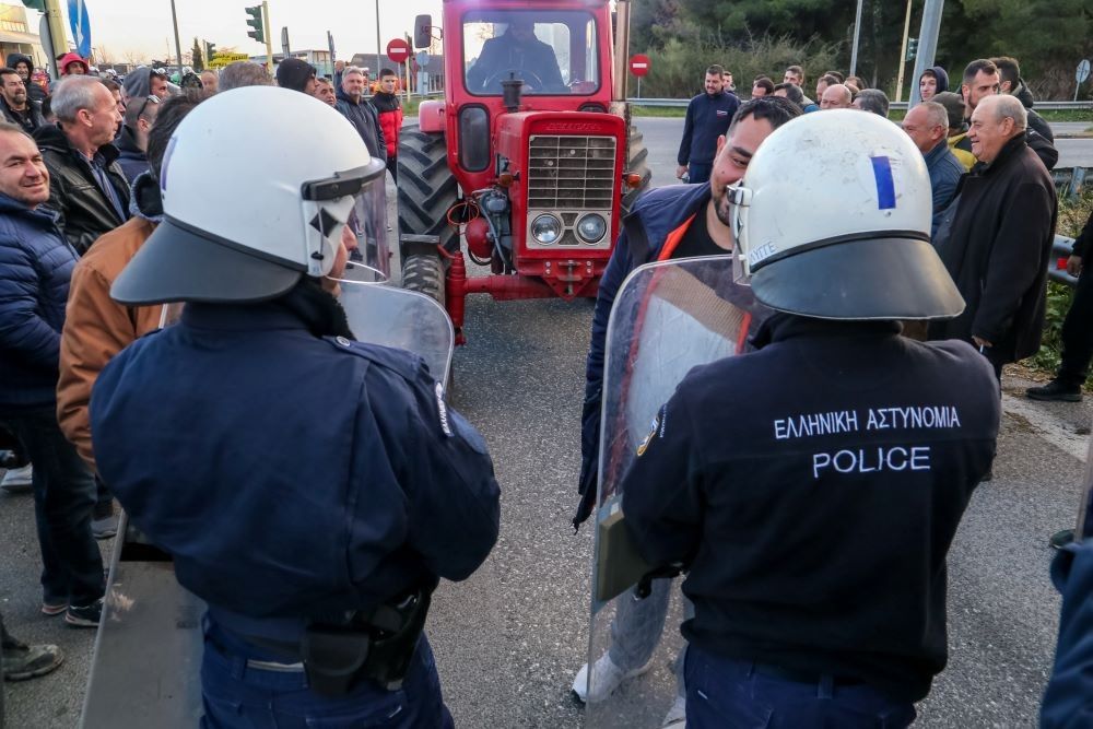 Τελωνείο Ευζώνων: επεισόδια μεταξύ αγροτών και αστυνομικών