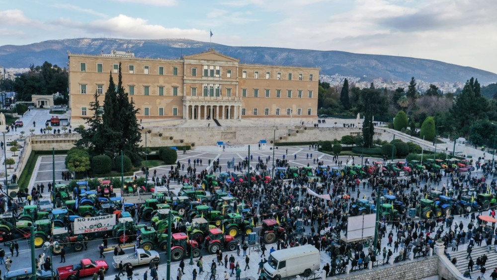 Αγρότες: Αποκλεισμένο το Σύνταγμα από τα τρακτέρ - Ανοιχτό το μετρό