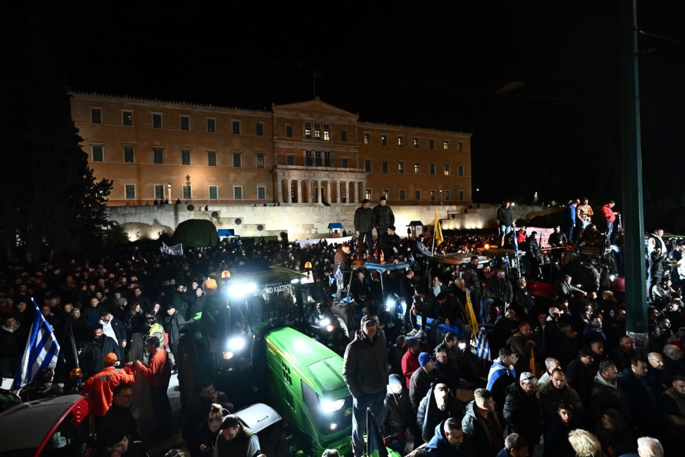 Αγρότες: «πλημμύρισε» το Σύνταγμα - Κλειστοί όλοι οι δρόμοι γύρω από τη Βουλή