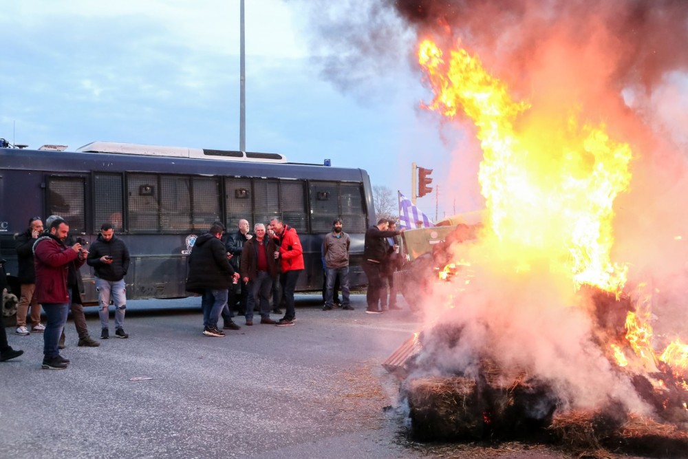 Νέα μπλόκα από αγρότες σε Βοιωτία, Καρδίτσα, Πλατύκαμπο και Στεφανοβίκειο