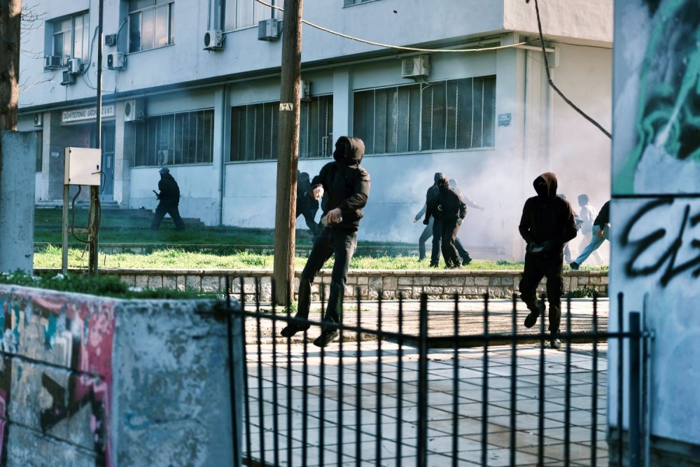 Θεσσαλονίκη: γυαλιά καρφιά  σε πορεία αντιεξουσιαστών