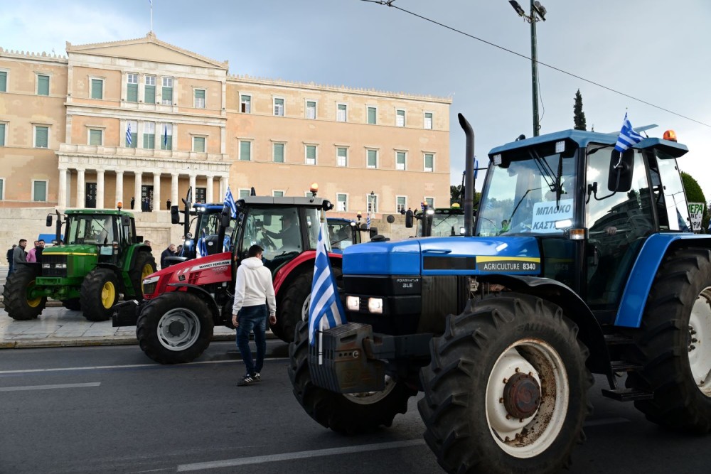 Ένταση με αγρότες στη Βουλή-Έσπρωχναν περιπολικό