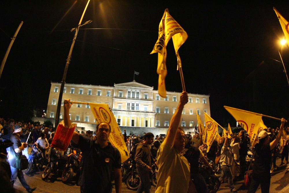 Στήνουν νέες πλατείες μέσα από τη Βουλή: τα άκρα συναντώνται με δεκανίκι το ΠΑΣΟΚ