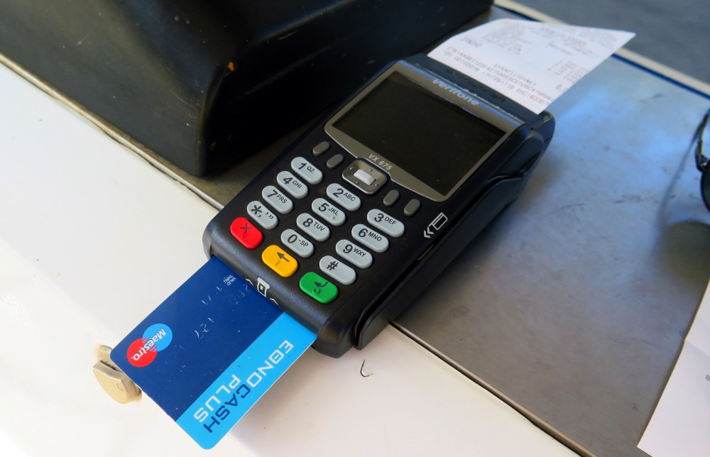 Μείωση 50% των προμηθειών στα POS για συναλλαγές έως 10 ευρώ - Τι προβλέπει τροπολογία