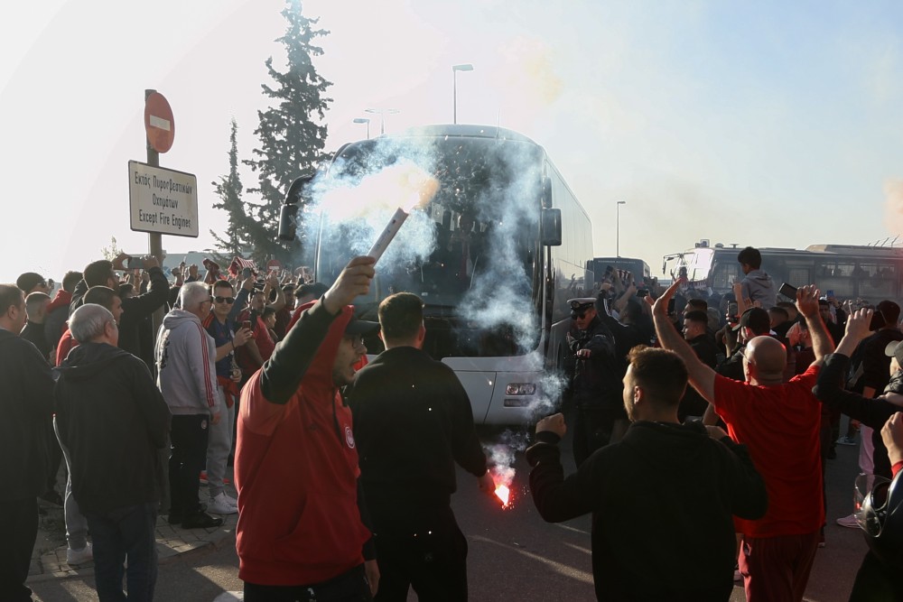 Ολυμπιακός: αποθεωτική υποδοχή των θριαμβευτών στο «Ελευθέριος Βενιζέλος»