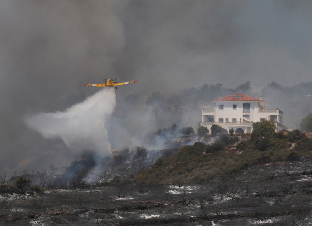 Πυρκαγιά στη Βοιωτία: αναγκαστική προσγείωση πυροσβεστικού αεροσκάφους στη Θήβα