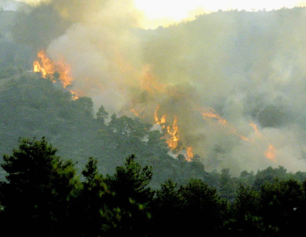 Σε κατάσταση έκτακτης ανάγκης η Κύπρος: μεγάλη πυρκαγιά καίει ανεξέλεγκτα