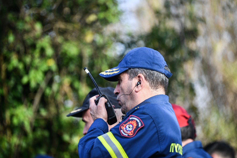 Συγκινητικό βίντεο: κάτοικοι χειροκροτούν τους πυροσβέστες μετά τη μάχη με τις φλόγες στην Κω