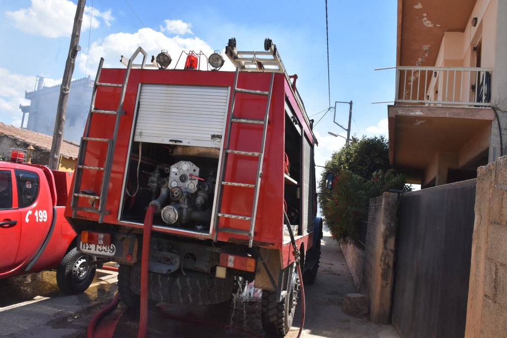 Φωτιά σε δίκυκλο στην έξοδο Κηφισού προς Πειραιά - Καίγονται και τα γυάλινα προστατευτικά στον δρόμο