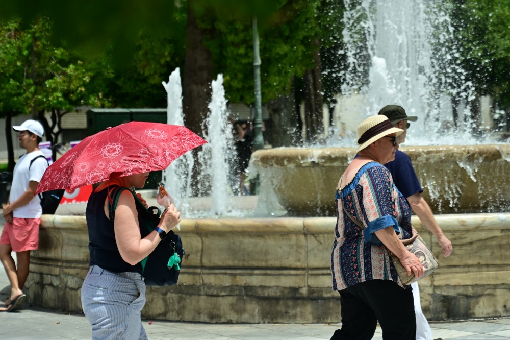 Σε κλοιό καύσωνα η χώρα: τηλεργασία στο Δημόσιο, μέτρα προστασίας στα σχολεία