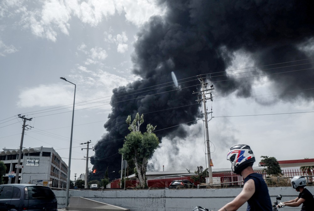 Έκρηξη και μεγάλη φωτιά σε εργοστάσιο στην Κάτω Κηφισιά