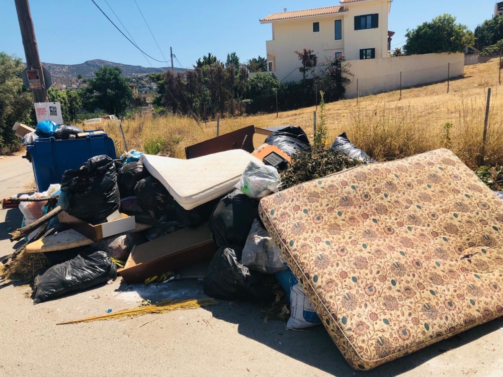 Πόρτο Ράφτη: σωροί σκουπιδιών - Το... μεγαλείο της ελληνικής παθογένειας