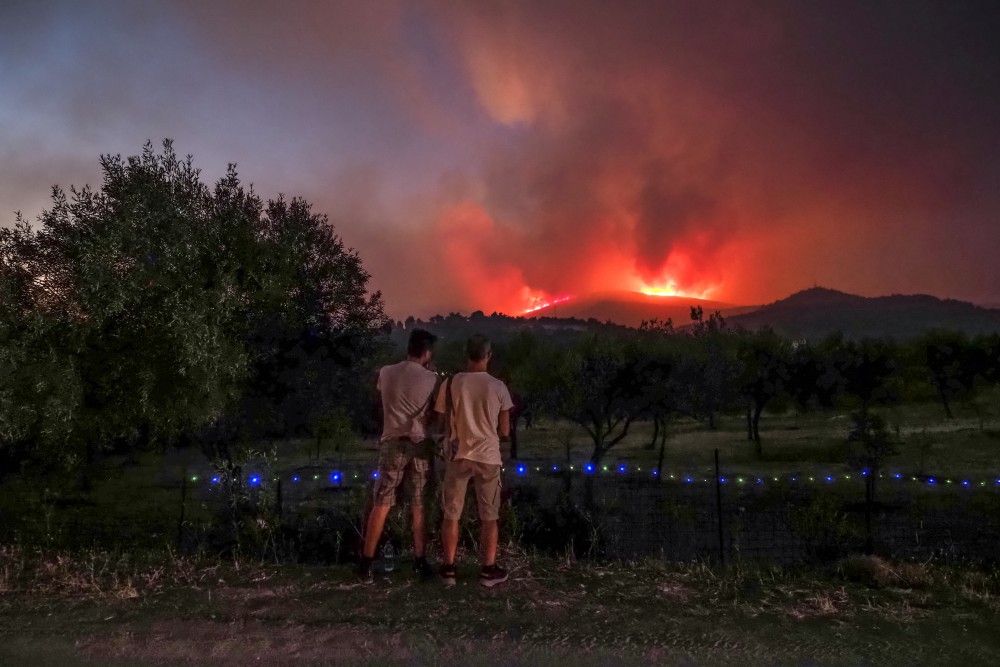 Φωτιά στην Εύβοια: η κρίσιμη νύχτα και το στοίχημα να ελεγχθεί πριν φυσήξουν ξανά δυνατοί άνεμοι (vid)