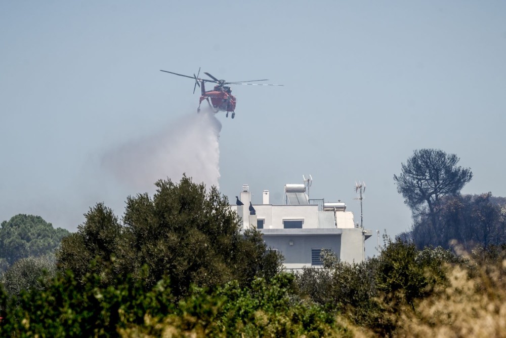 Σε ύφεση η φωτιά στην Αγία Μαρίνα Κορωπίου