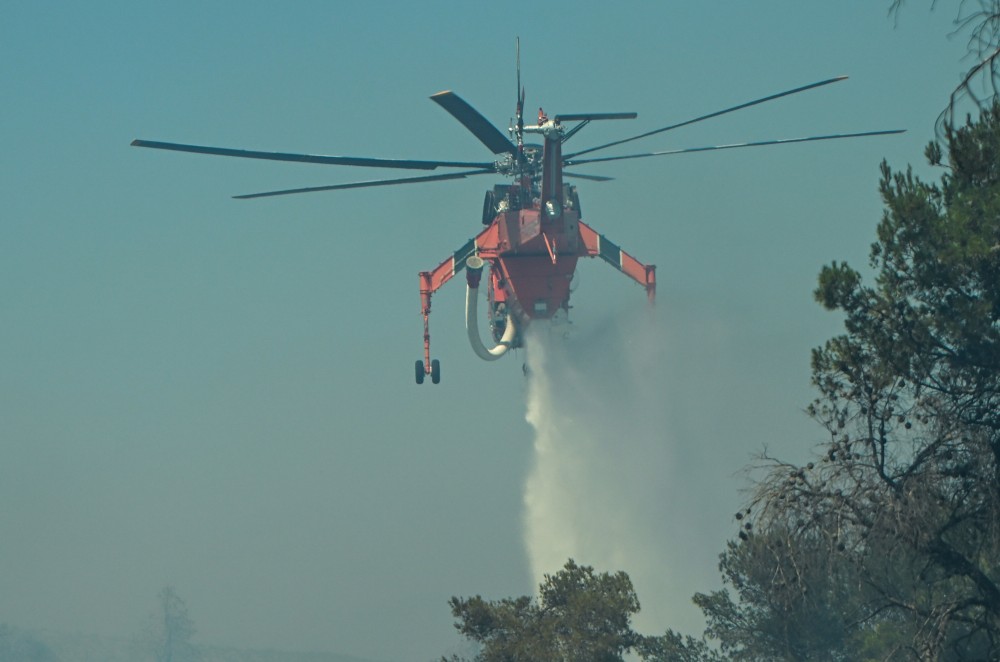 Μεγάλη πυρκαγιά στην Πλάκα Κερατέας - Έχουν καεί σπίτια - Εκκενώθηκαν 6 οικισμοί - 52 απεγκλωβισμοί