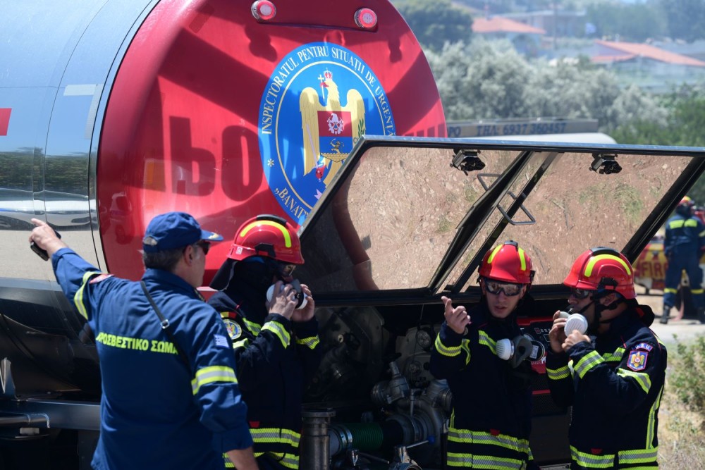 Φωτιά στην Εύβοια:  πυροσβεστικό όχημα έπεσε σε χαράδρα- Τραυματίστηκε ο οδηγός