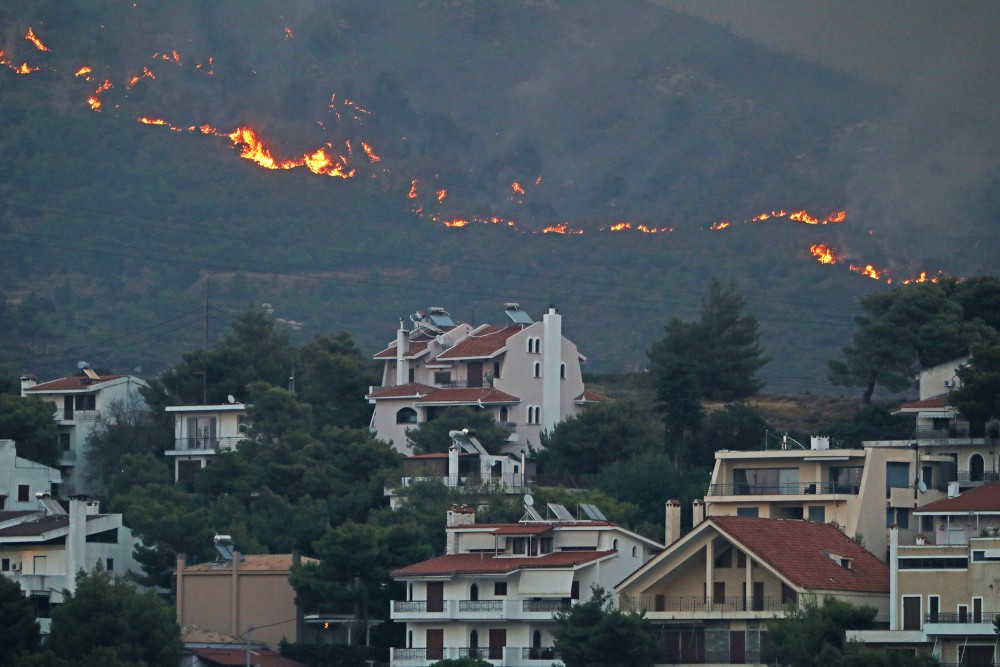 Φωτιά στην Αττική: σε 250 απεγκλωβισμούς προχώρησε η ΕΛΑΣ - Βίντεο διάσωσης ηλικιωμένης