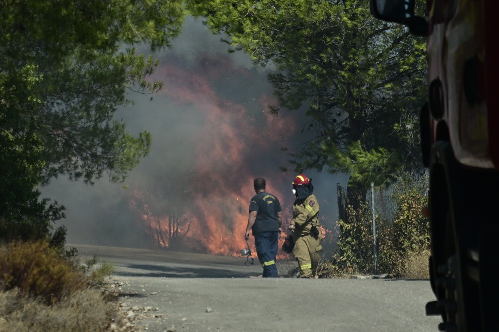 Φωτιά στην Αττική: 180 απεγκλωβισμοί από την αστυνομία έως τα ξημερώματα