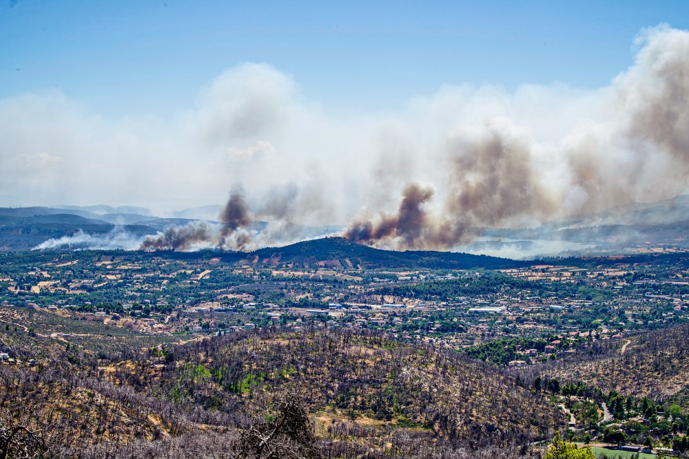 Αναζωπύρωση της φωτιάς στην περιοχή Ερυθρός της Νέας Μάκρης