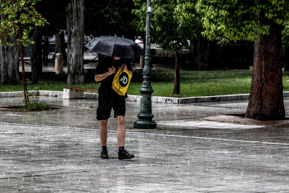 Βροχές και καταιγίδες φέρνει η κακοκαιρία «ATENA» - Σε επιφυλακή η Πολιτική Προστασία