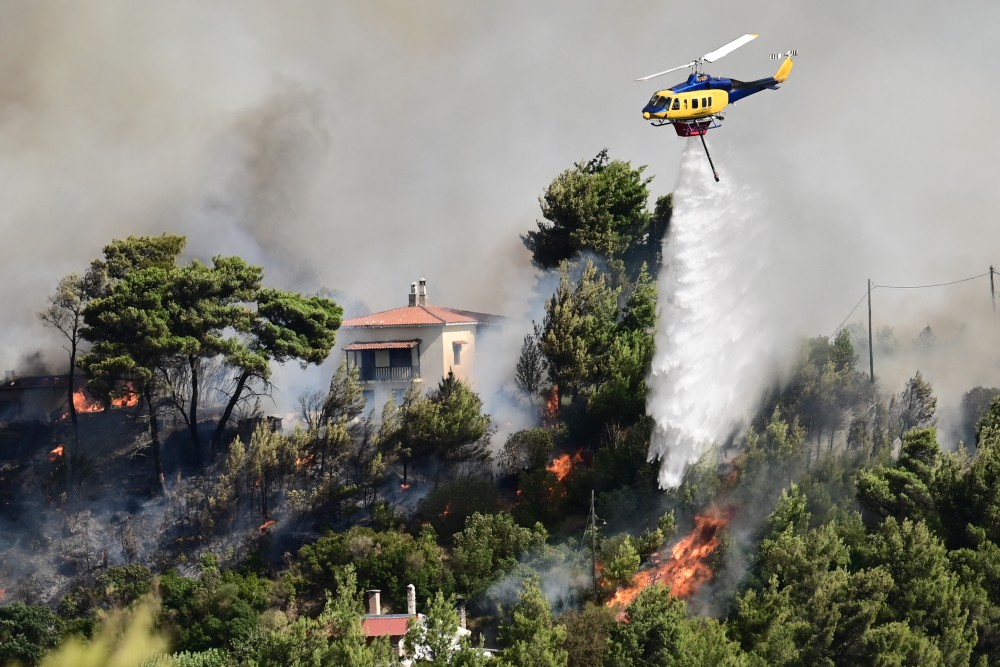 ΔΕΔΔΗΕ: αγώνας δρόμου για την ταχύτερη επανηλεκτροδότηση των πληγεισών περιοχών