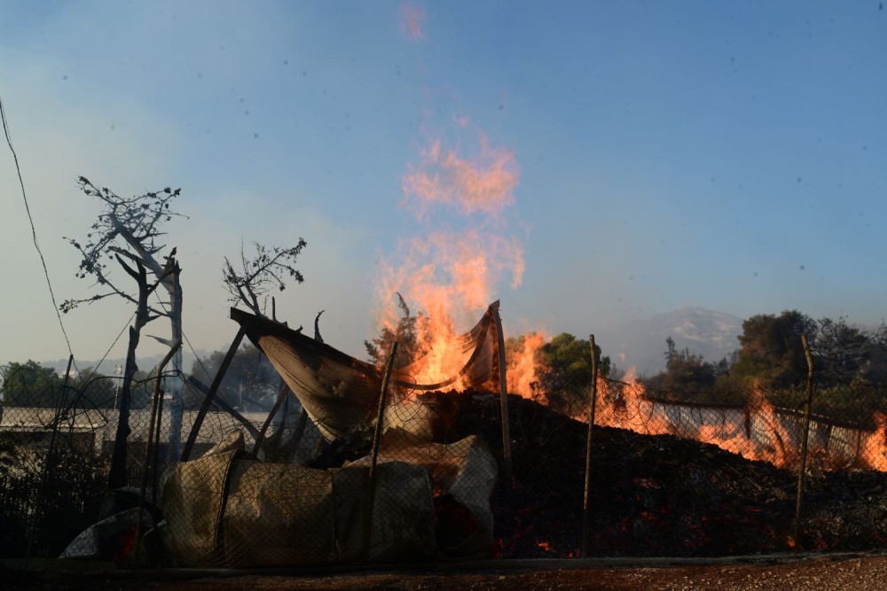 Συνεχείς εκρήξεις στα Βριλήσσια - Καίγεται επιχείρηση επί της Αναπαύσεως στο Χαλάνδρι