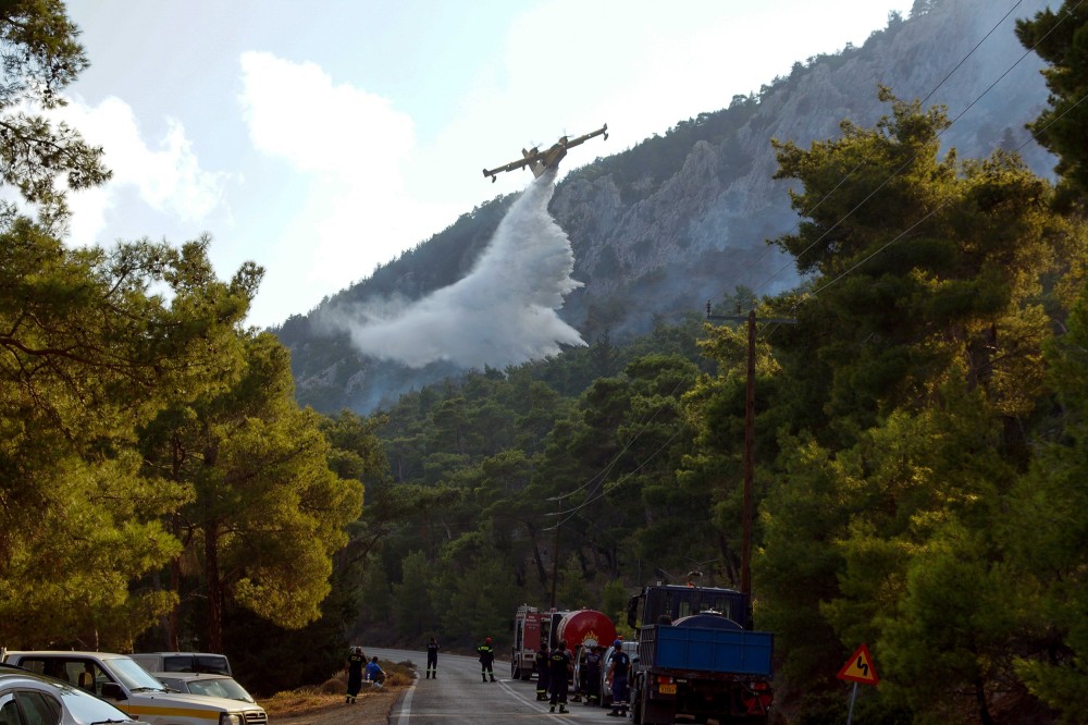 Φωτιά στη Ρόδο: δύο πυροσβέστες τραυματίστηκαν ελαφρά