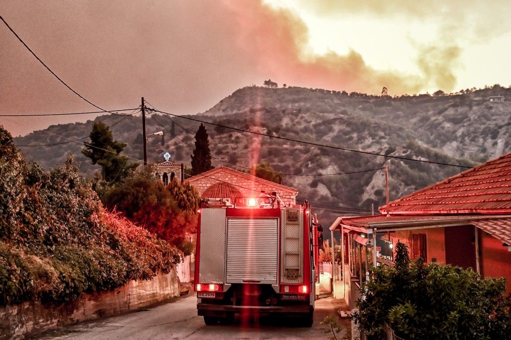 Αναζωπυρώσεις στο Ξυλόκαστρο Κορινθίας - Μήνυμα 112 για εκκένωση των οικισμών Χελυδόρεο και Ζάχολη