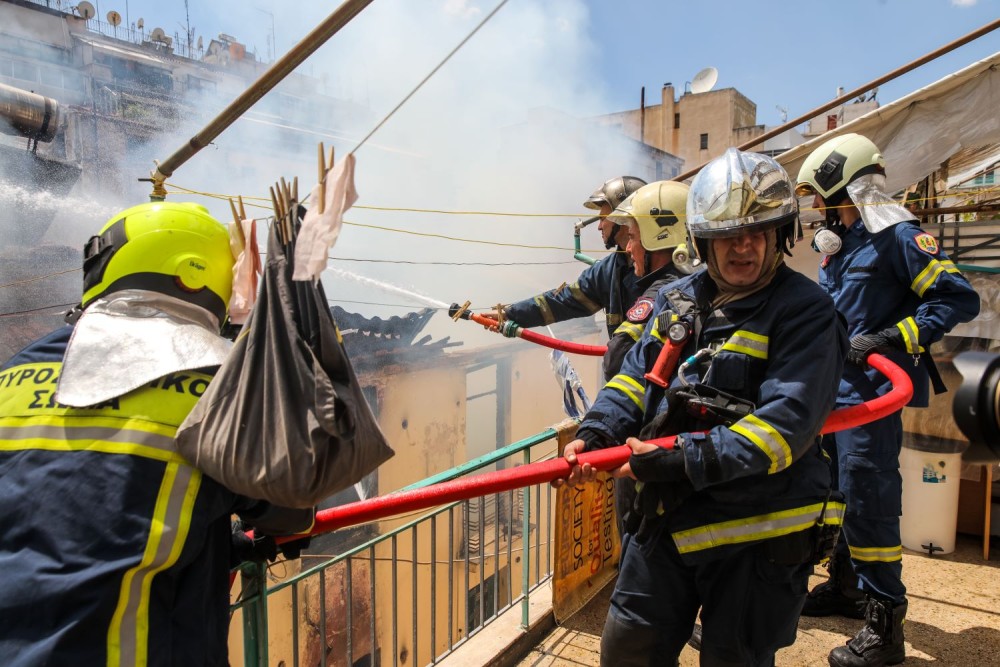 Φωτιά σε αποθήκη στον Πειραιά - Μήνυμα του 112 - Μέχρι Φάληρο ο ΗΣΑΠ