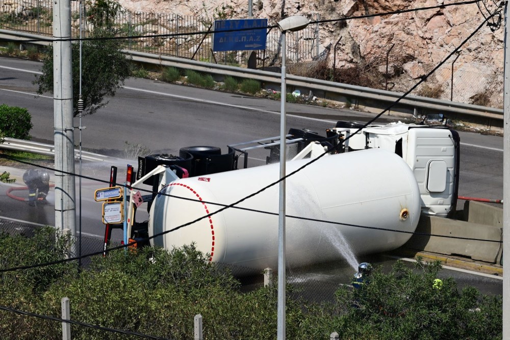 Ανατράπηκε βυτιοφόρο στη Λεωφόρο Σχιστού - Φόβοι για διαρροή υγραερίου