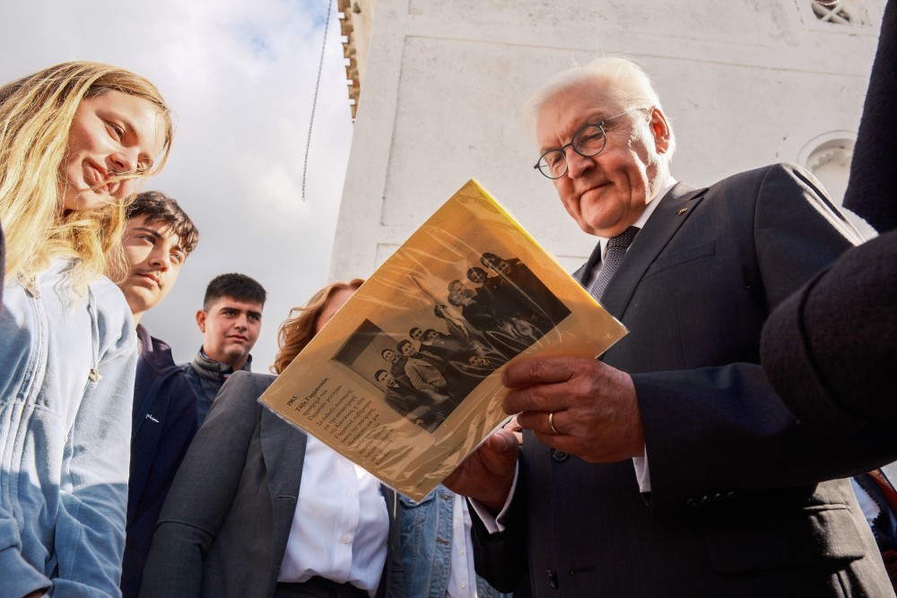 Φρανκ-Βάλτερ Σταϊνμάιερ από Κάνδανο: Ζητώ συγχώρεση στο όνομα της Γερμανίας για τα βαριά εγκλήματα