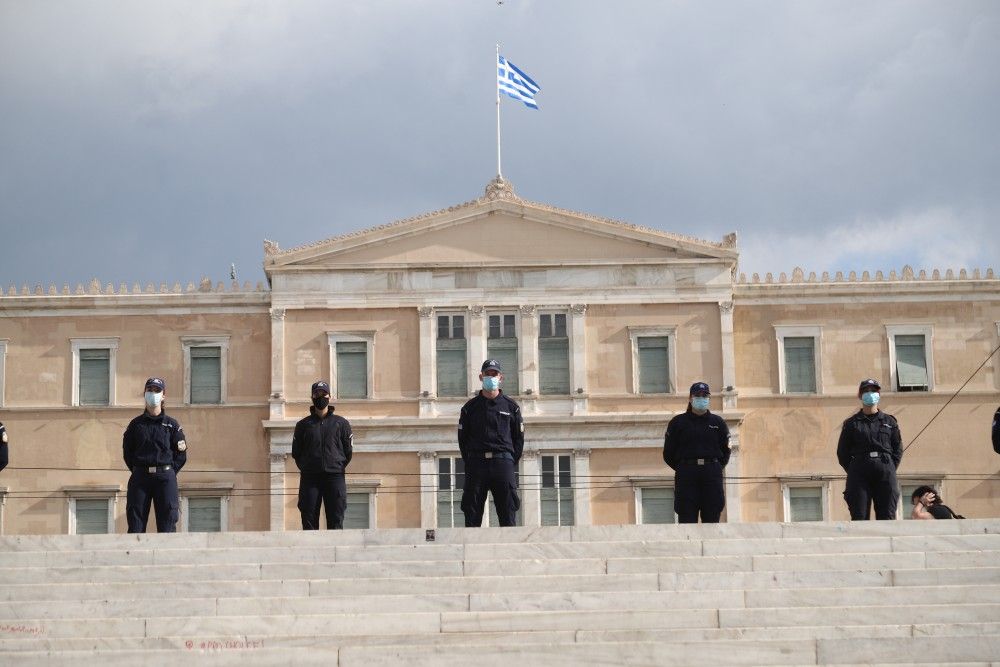 Κάτω τα χέρια από των Ελλήνων τα βύσματα