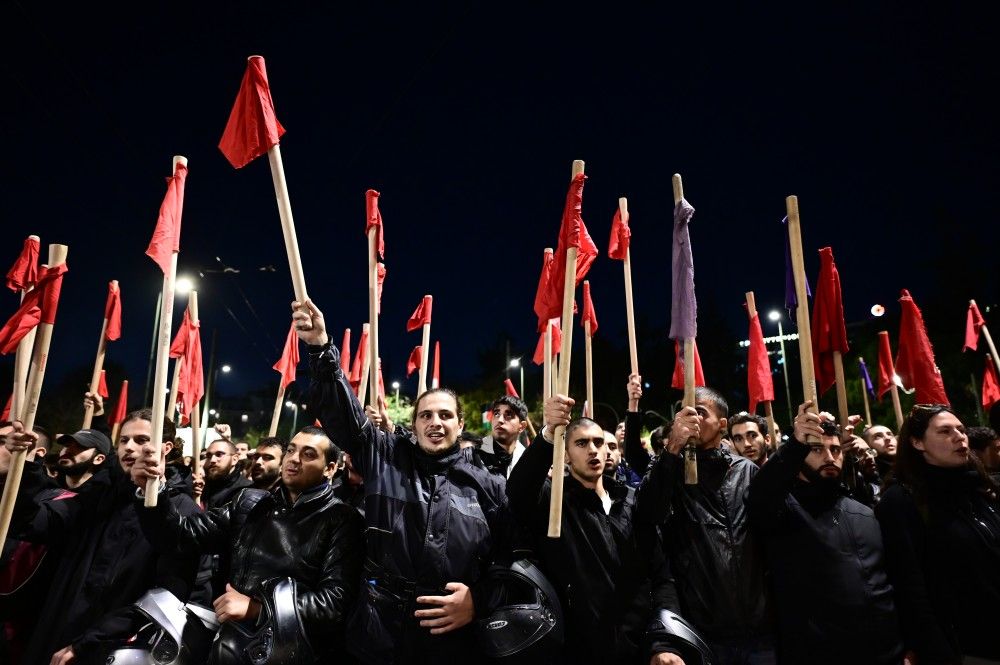 Πορεία για το Πολυτεχνείο: Πάλι ξύλο έπαιξαν οι υποστηρικτές Κασσελάκη