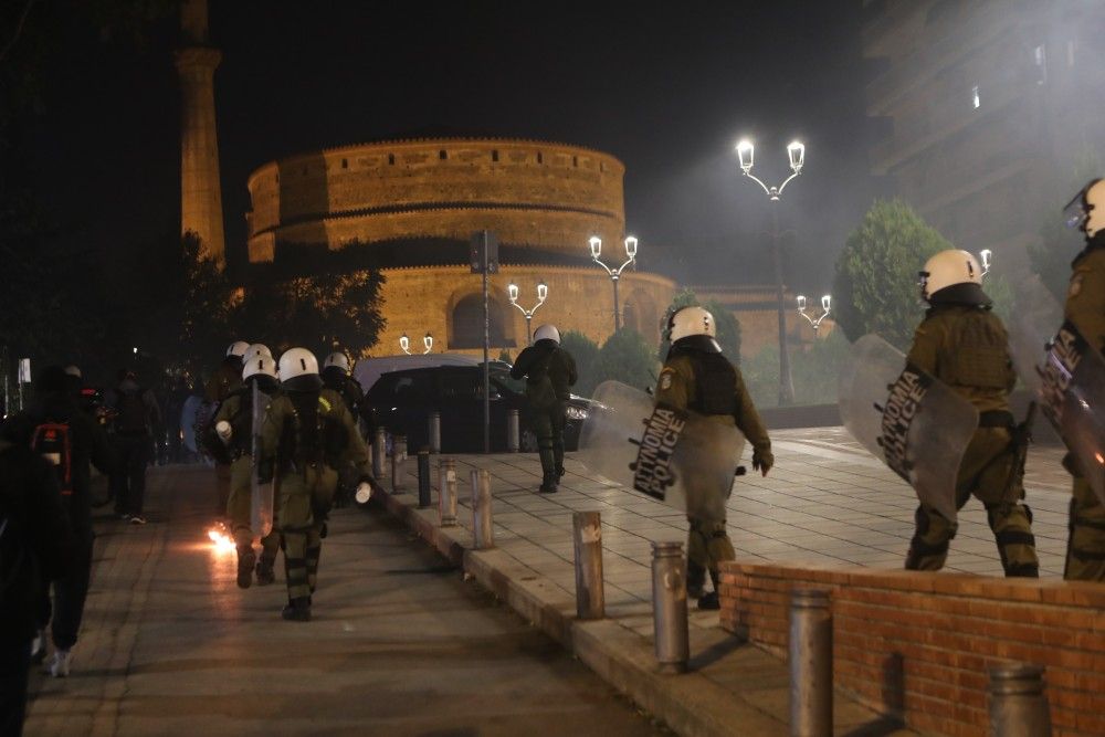 Πολυτεχνείο: έκαψαν σημαίες των ΗΠΑ, του Ισραήλ και του ΝΑΤΟ στην πορεία της Θεσσαλονίκης - «Βροχή» μολότοφ στη  συμπρωτεύουσα