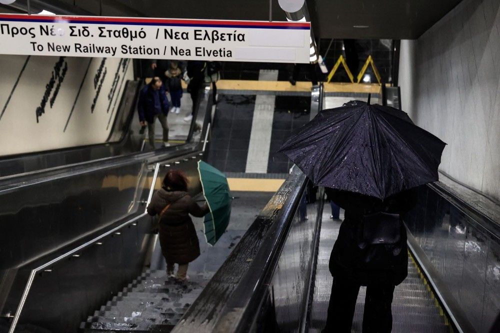 Μετρό Θεσσαλονίκης: ουρές επισκεπτών παρά τις βροχές τη δεύτερη μέρα λειτουργίας