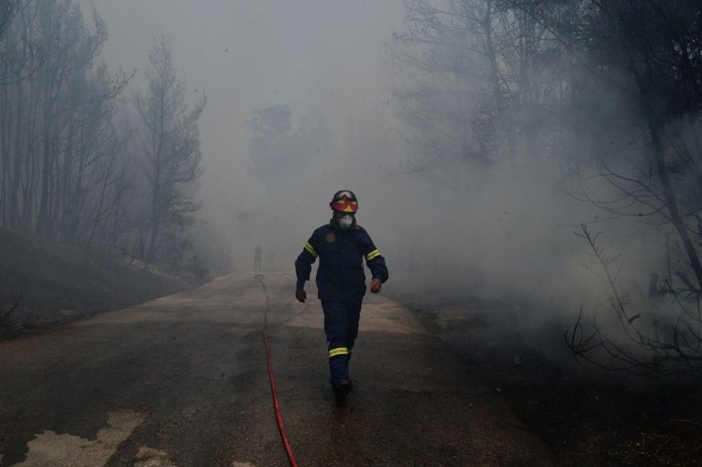 Λαγκαδάς Θεσσαλονίκης: Νεκρός ένας πυροσβέστης κατά τη διάρκεια κατάσβεσης της φωτιάς