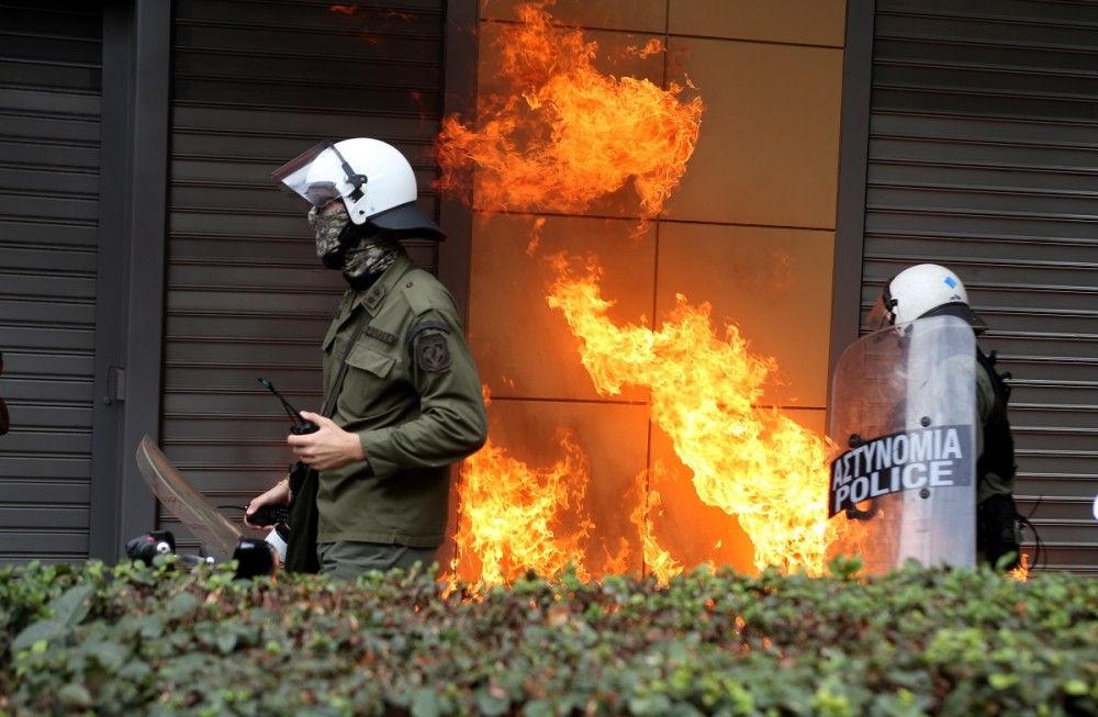 Σοβαρά επεισόδια στο Σύνταγμα &#8211; Τραυματίστηκαν αστυνομικοί (vid)