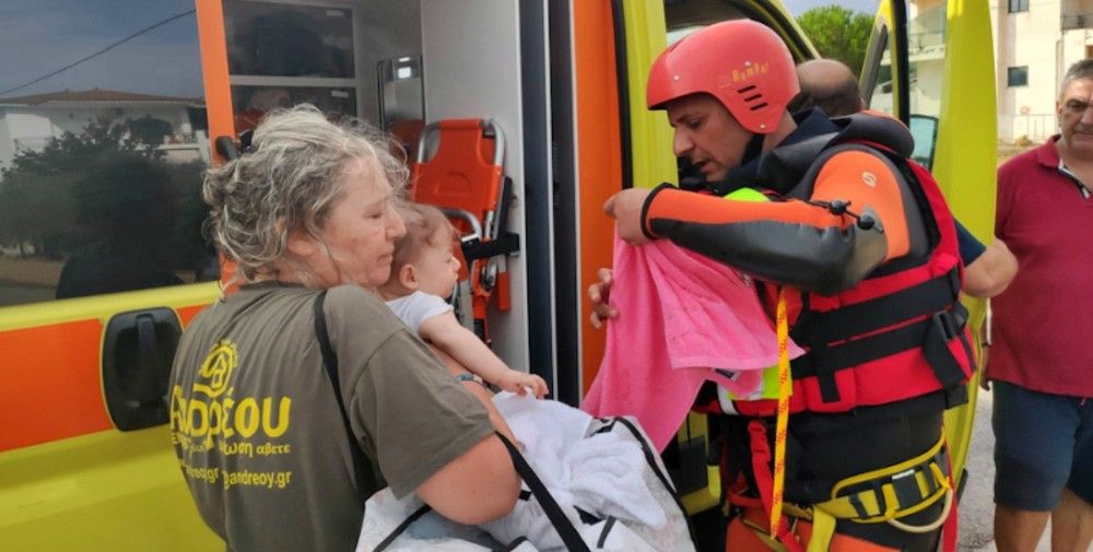 Εύβοια: Συγκινεί ο διασώστης που φίλησε μωρό πριν το παραδώσει στους δικούς του (video)