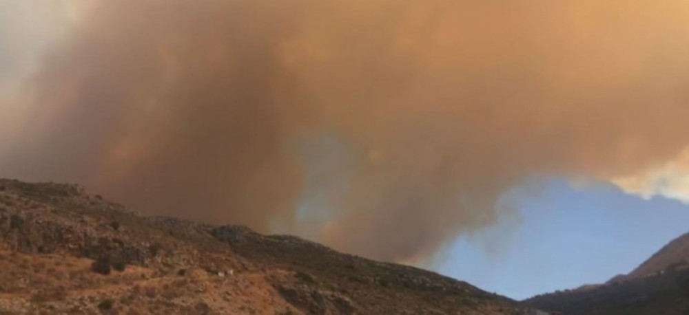 Φωτιά στη Μάνη: Δύσκολη η νύχτα &#8211; Εκκενώθηκαν οικισμοί