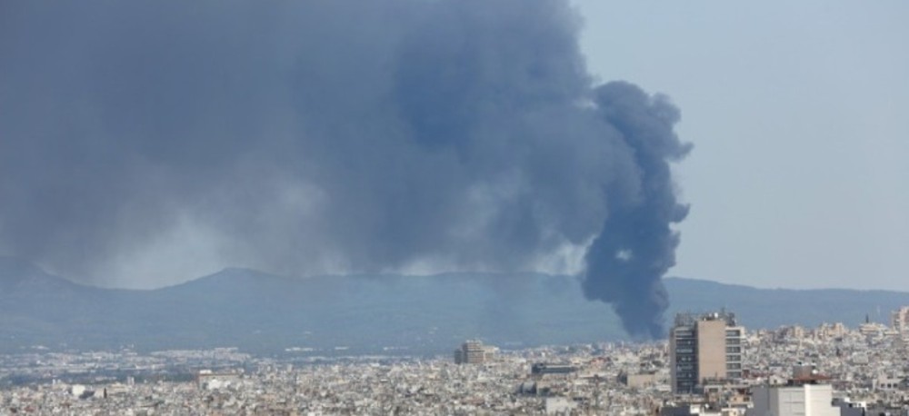 Συνεχίζει να καίει για δεύτερη ημέρα η φωτιά σε εργοστάσιο στη Μεταμόρφωση