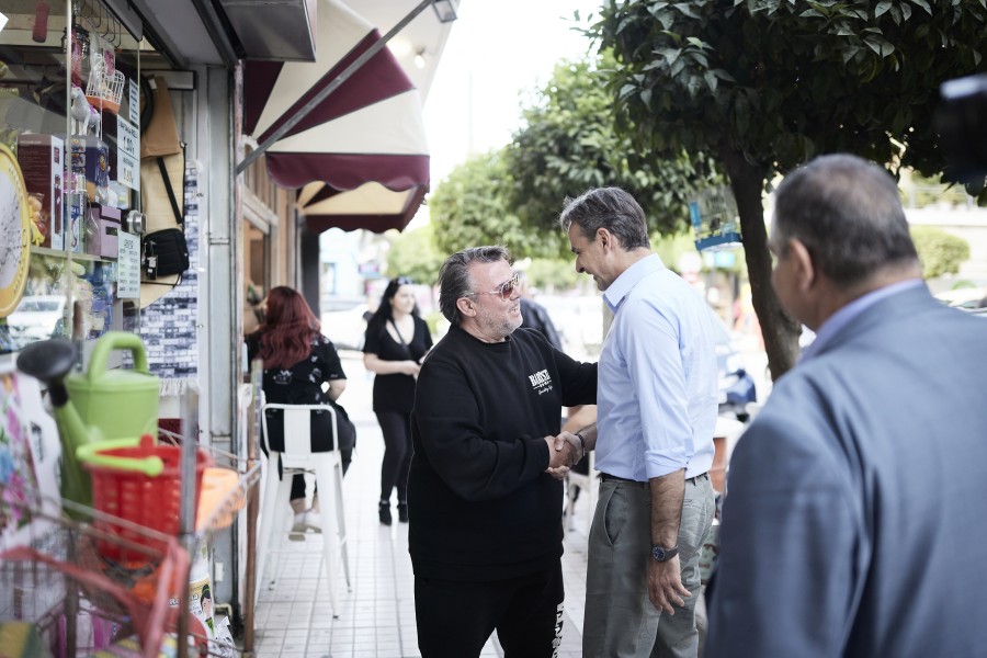 Στο Μοσχάτο ο Κυριάκος Μητσοτάκης - Βόλτα στους δρόμους και συνομιλίες με πολίτες και καταστηματάρχες