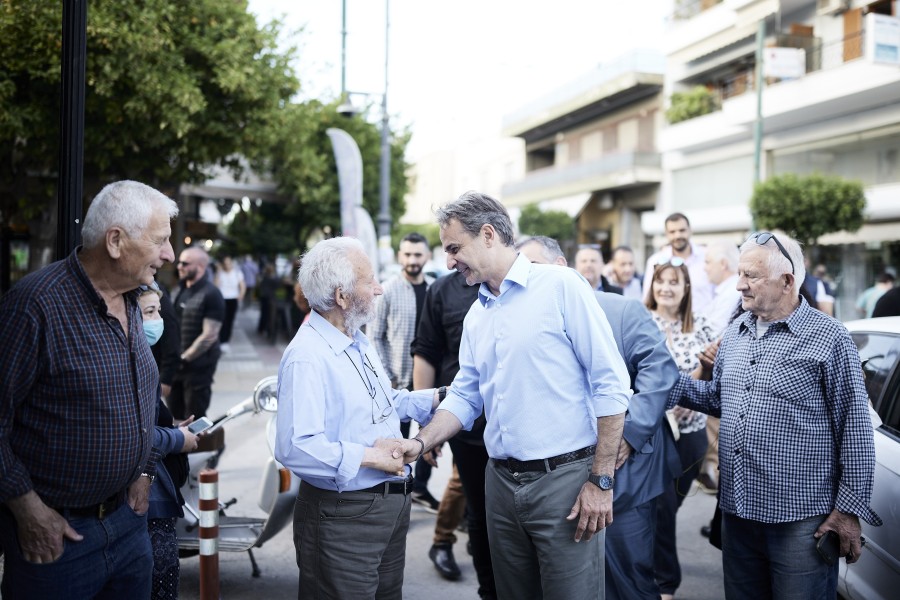 Στο Μοσχάτο ο Κυριάκος Μητσοτάκης - Βόλτα στους δρόμους και συνομιλίες με πολίτες και καταστηματάρχες