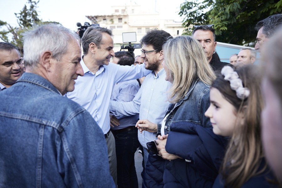 Στο Μοσχάτο ο Κυριάκος Μητσοτάκης - Βόλτα στους δρόμους και συνομιλίες με πολίτες και καταστηματάρχες