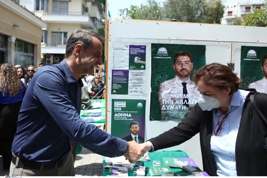 Στα περίπτερα των ΣΥΡΙΖΑ - ΠΑΣΟΚ στην Κυψέλη ο Μητσοτάκης