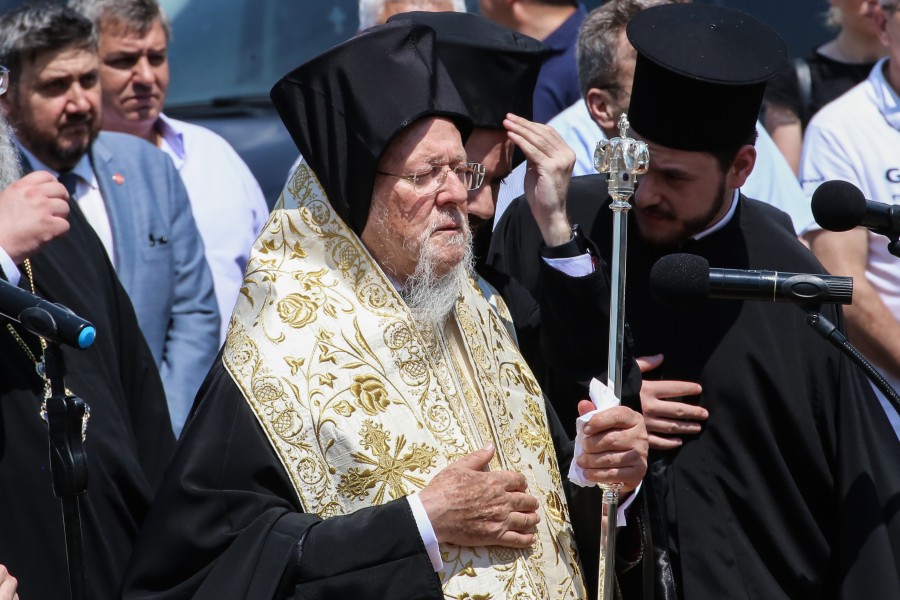 Τέμπη: Τρισάγιο στη μνήμη των θυμάτων της τραγωδίας από τον Βαρθολομαίο