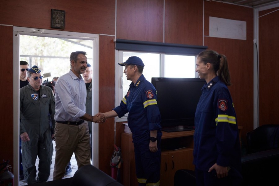 Κυριάκος Μητσοτάκης από το στρατιωτικό αεροδρόμιο Ελευσίνας: Θα τρέξουν «σφαίρα» τα προγράμματα για νέα Canadair