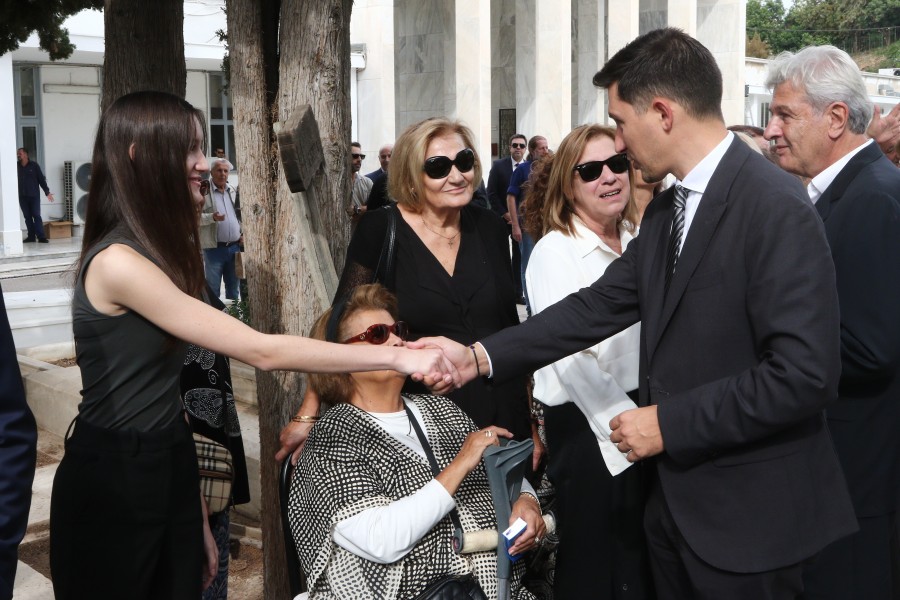 Συγκίνηση στο διετές μνημόσυνο της Φώφης Γεννηματά - Σύσσωμο το ΠΑΣΟΚ στο Α' Νεκροταφείο