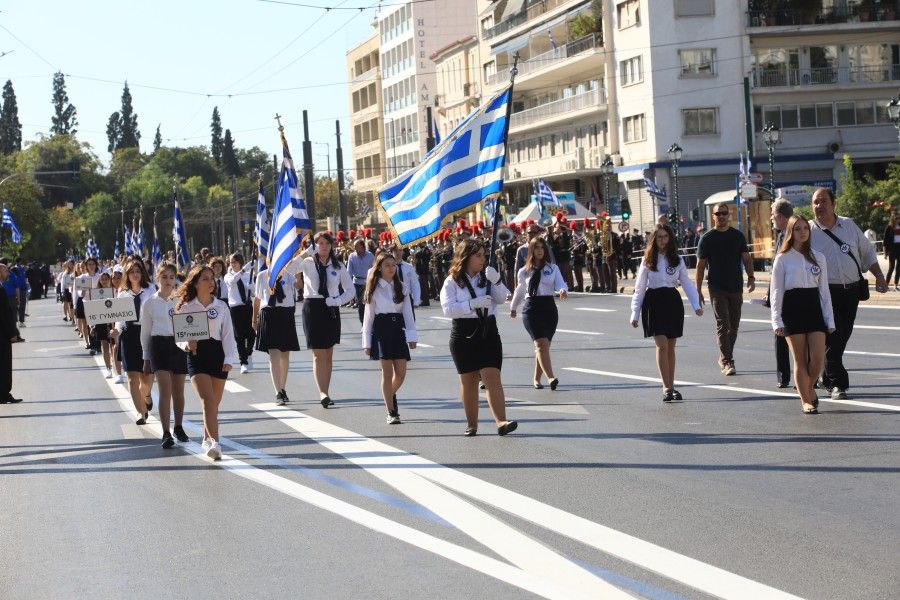 Αθήνα: Ολοκληρώθηκε η μαθητική παρέλαση στο κέντρο (φωτο)