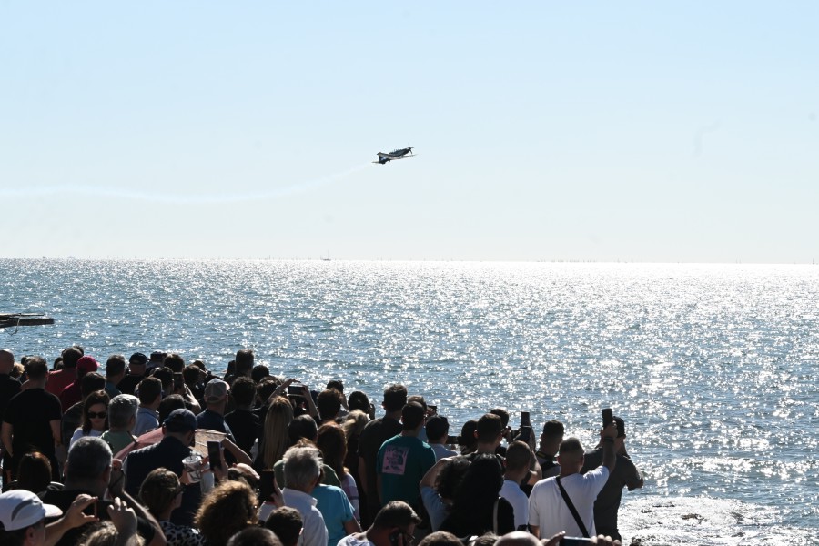 Aεροπορική επίδειξη στον Φλοίσβο για τη γιορτή του Αρχαγγέλου Μιχαήλ παρουσία του Νίκου Δένδια (φωτογραφίες)